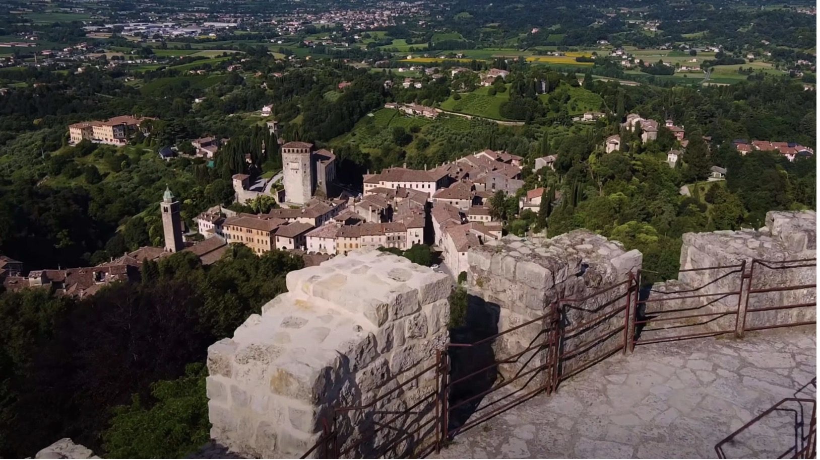 Veduta di Asolo dalla Rocca: il centro storico, i campanili e le colline del Veneto