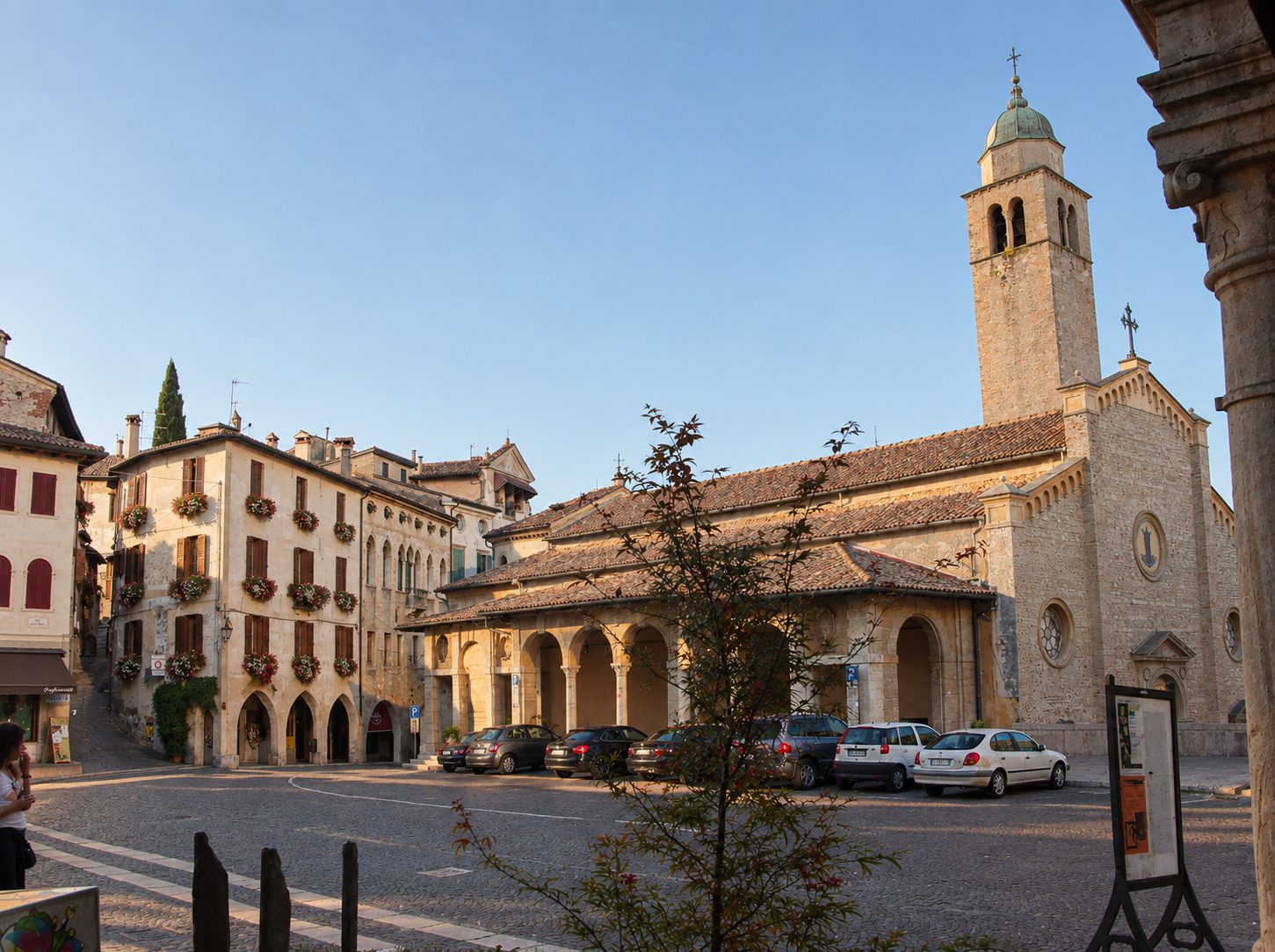 Piazza centrale di Asolo con il Duomo e il campanile