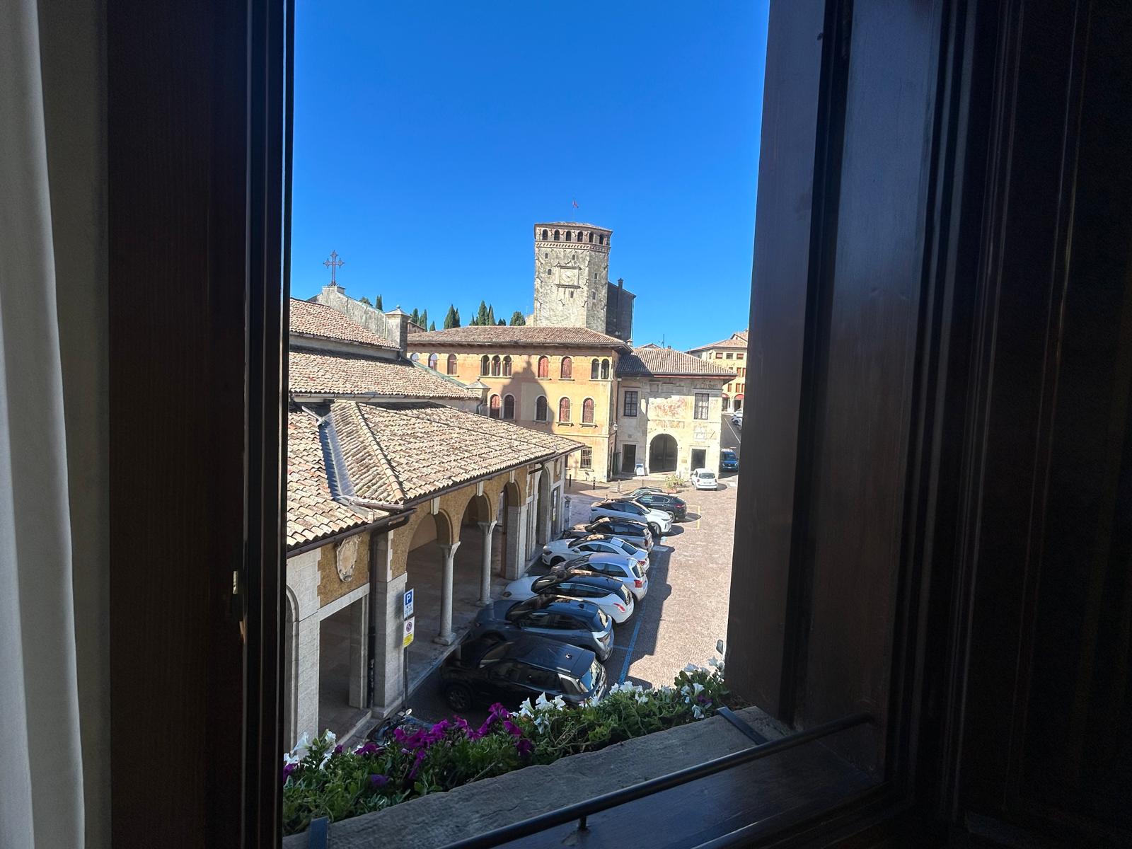Doppia Vista Portici — vista sulla piazza