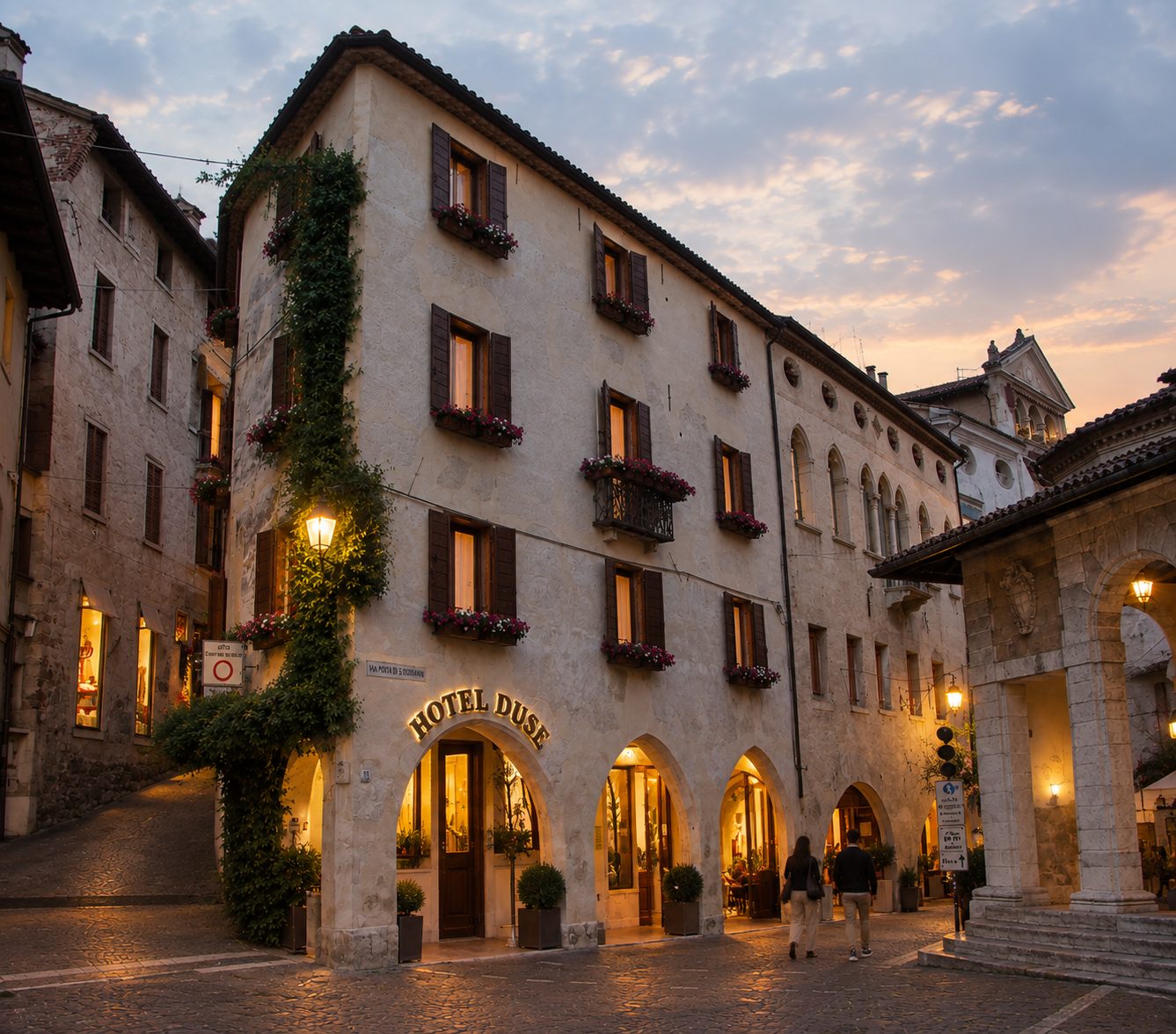 Facciata dell'Hotel Duse tra i portici di Asolo al tramonto